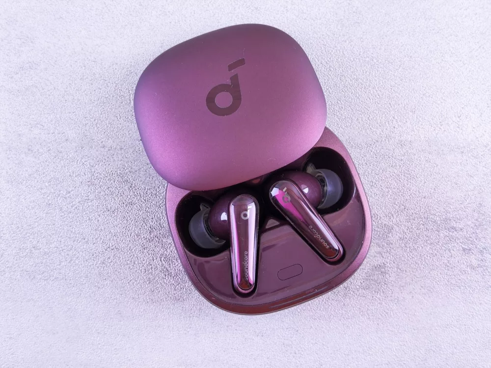 Earbuds vs. Earphones: Unraveling the Audio Head-Scratcher